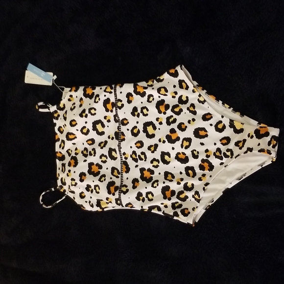 Cupshe Swimsuit. NWT. Size M - Picture 4 of 5